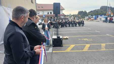 Trak, s katerim sta bila vaško jedro in šolska pot uradno predana v uporabo, so prerezali župan Tomaž Vencelj, predsednik KS Črni Vrh Gregor Rupnik in župnik Rafko Klemenčič